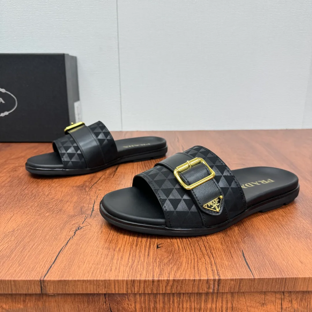 Batch 580 Prada/Prada's new men's straight style genuine leather slippers. Retro inspiration and modern lines coexist harmoniously. The dynamic design is decorated with the brand's iconic symbols and characteristic details. Genuine leather bottom layer, inner calfskin upper including stone pattern cowhide, smooth calfskin, and classic canvas three-logo pattern are available in three styles. It is decorated with genuine leather buckle straps, metal buckle details, and embellished with gold classic enamel brand logo details. Thin rubber soles are standard, and a complete package! Size: 39-40-41-42-43-44-45 Leather shoe size Item number: 2X3064 Leather cloth
